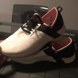 New Balance tennis shoes